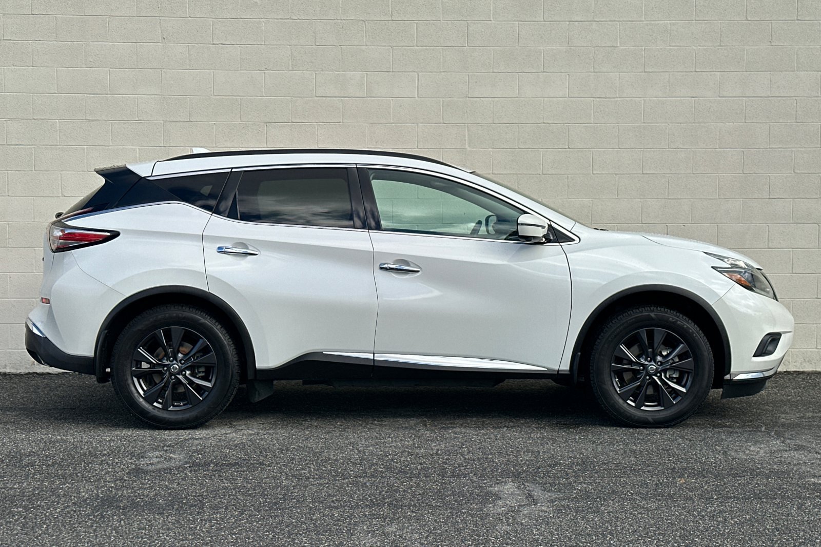 Used 2018 Nissan Murano SV w/ Premium Package FWD image 3