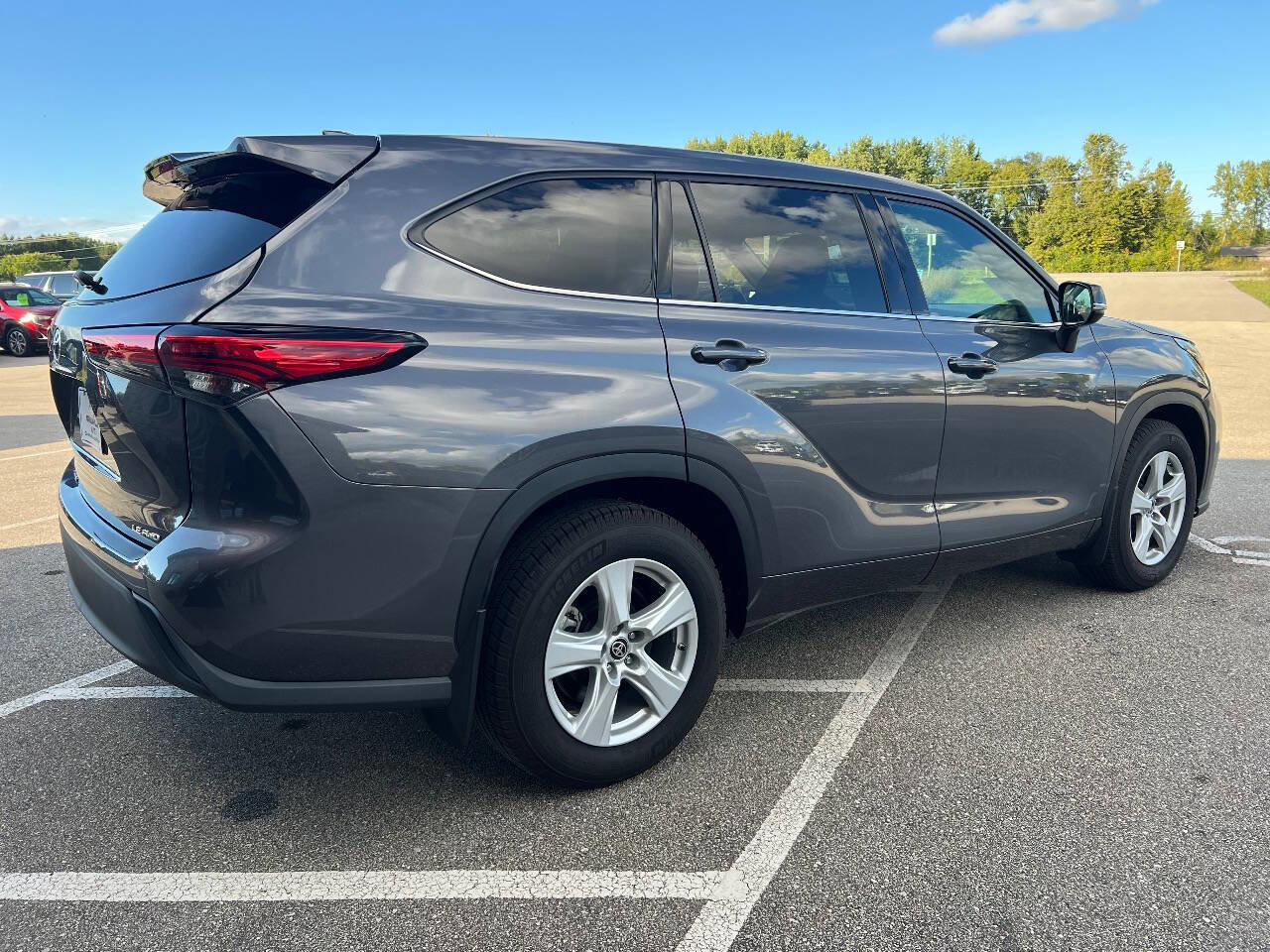 Used 2021 Toyota Highlander LE image 6
