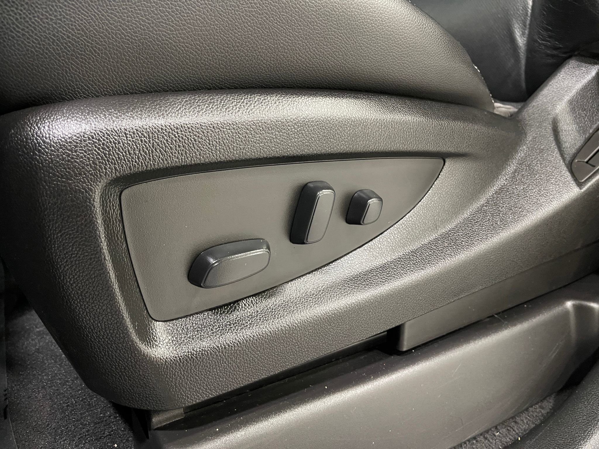 Used 2019 Chevrolet Tahoe Premier AWD/4WD image 17