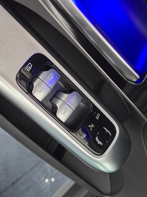 Used 2025 Mercedes-Benz GLC 300 image 37