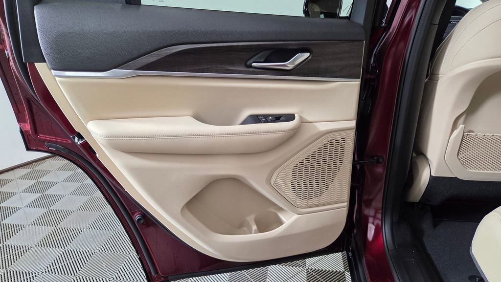 New 2025 Jeep Grand Cherokee Limited image 28