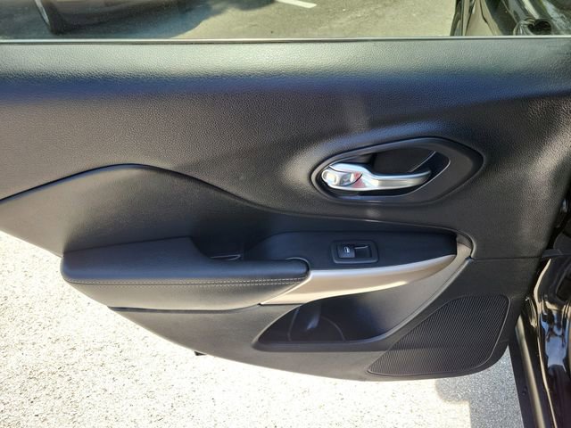 Used 2018 Jeep Cherokee Limited w/ Technology Group image 12