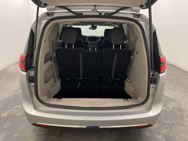 Used 2024 Chrysler Pacifica Limited image 30