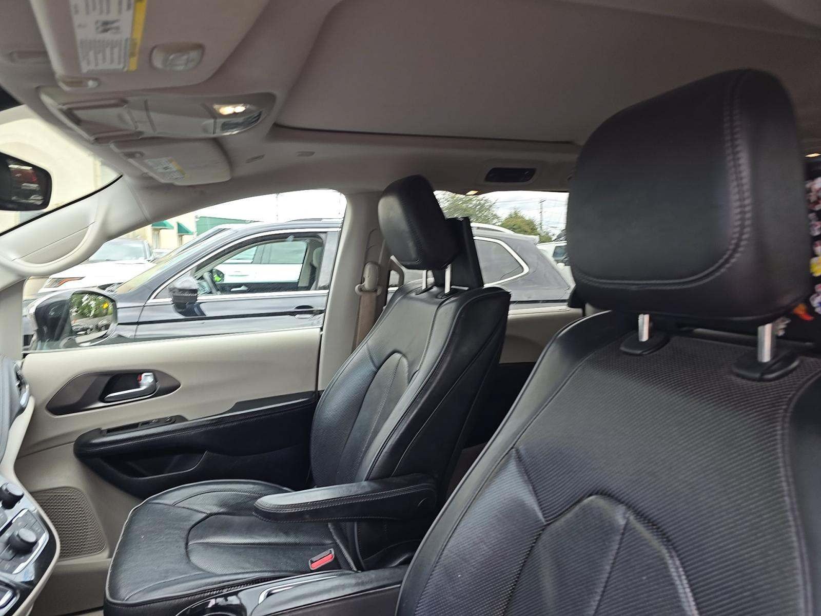Used 2018 Chrysler Pacifica Limited w/ Tire & Wheel Group FWD image 8