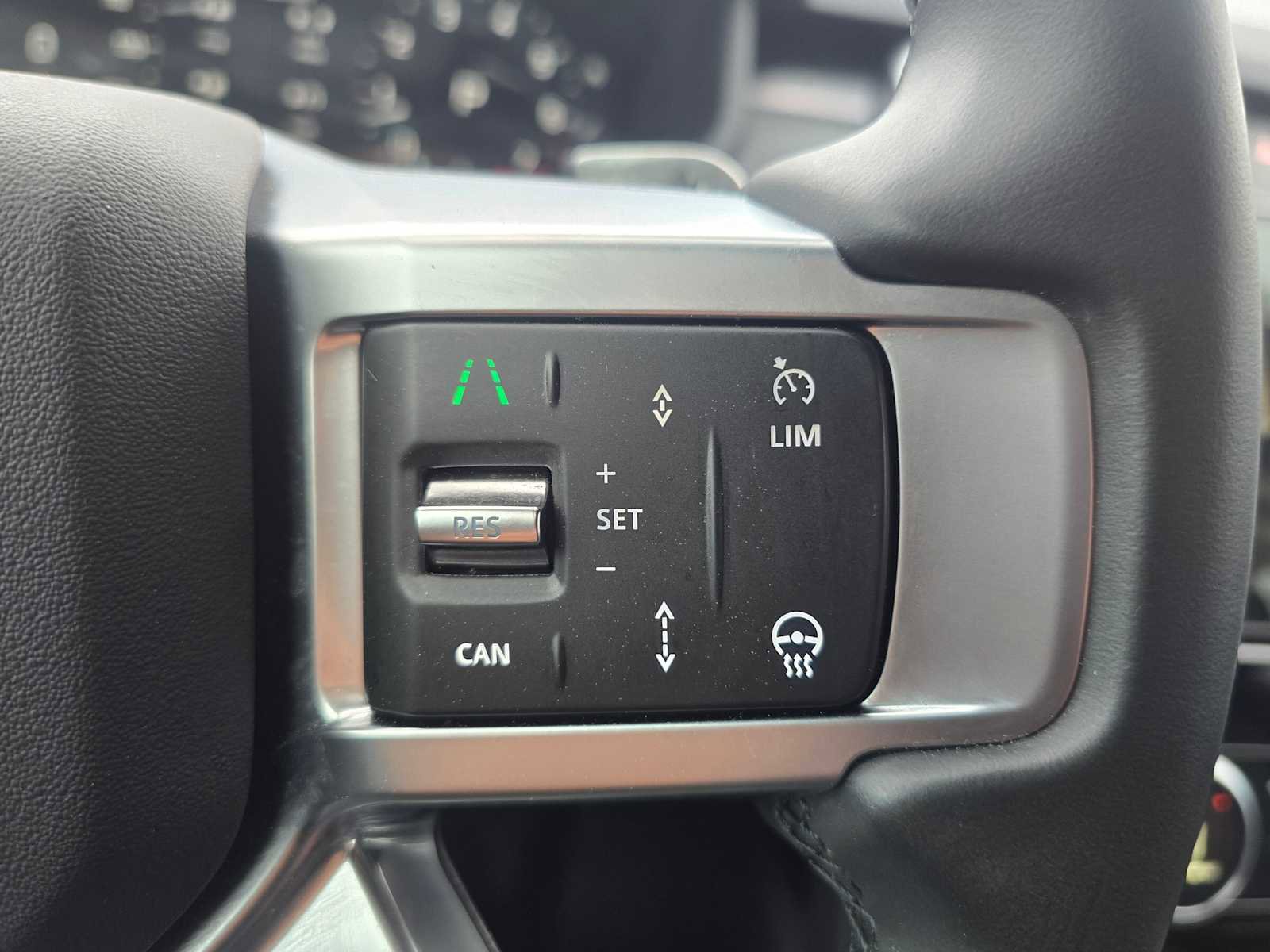 Used 2025 Land Rover Discovery Dynamic SE image 30