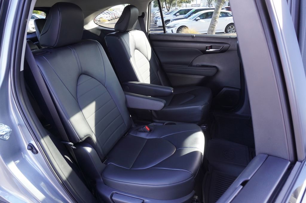 Used 2025 Toyota Highlander XLE image 9