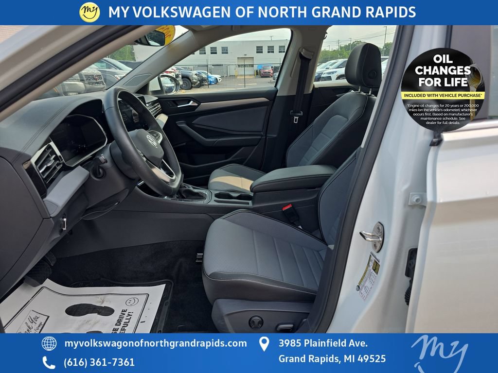 Used 2025 Volkswagen Jetta SE w/ Sunroof Package FWD image 10