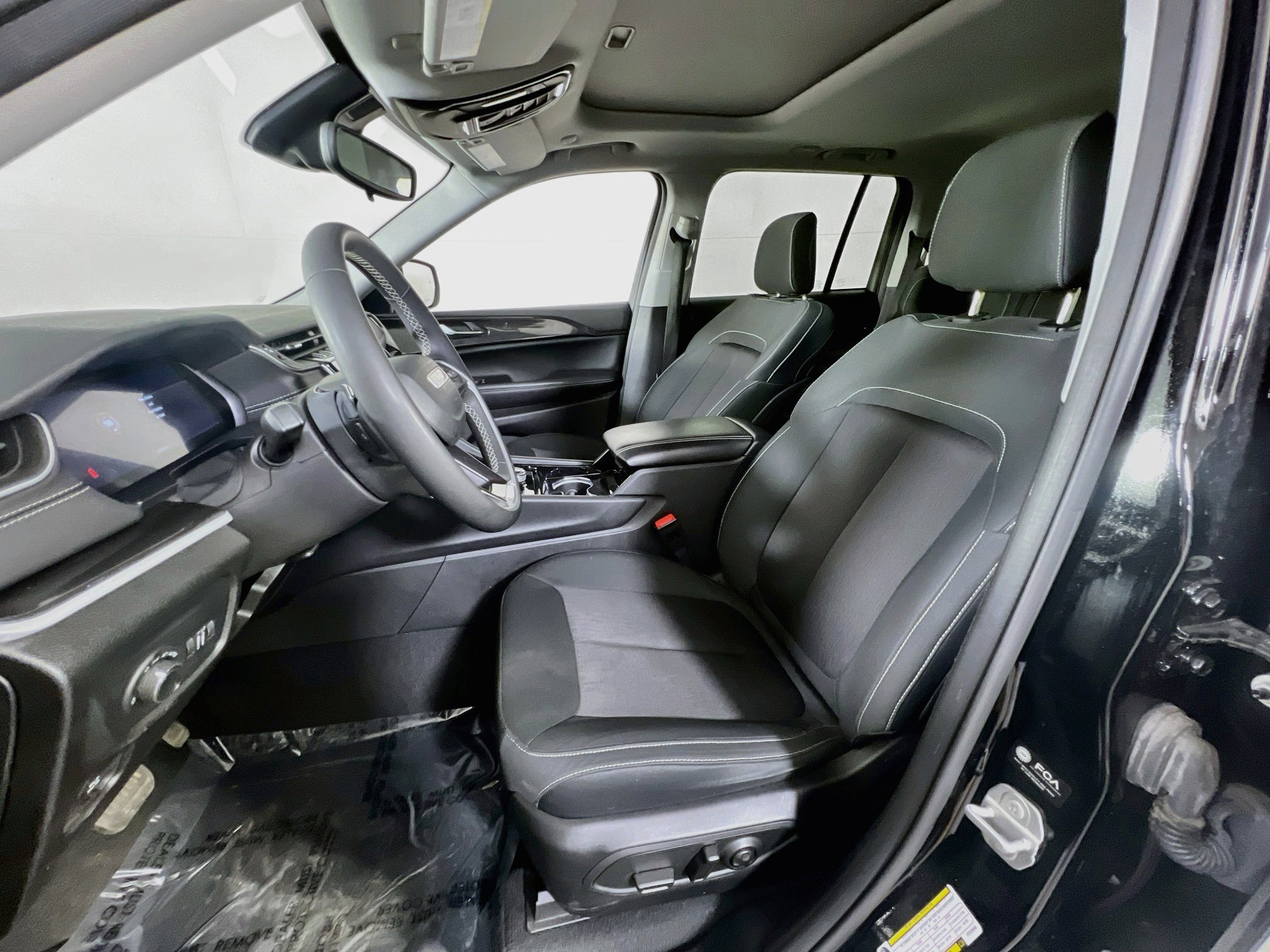 Used 2023 Jeep Grand Cherokee Laredo AWD/4WD image 19
