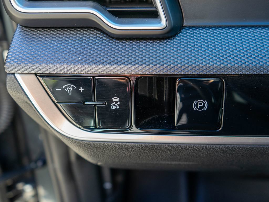 Certified 2025 Kia Sportage LX AWD/4WD image 17