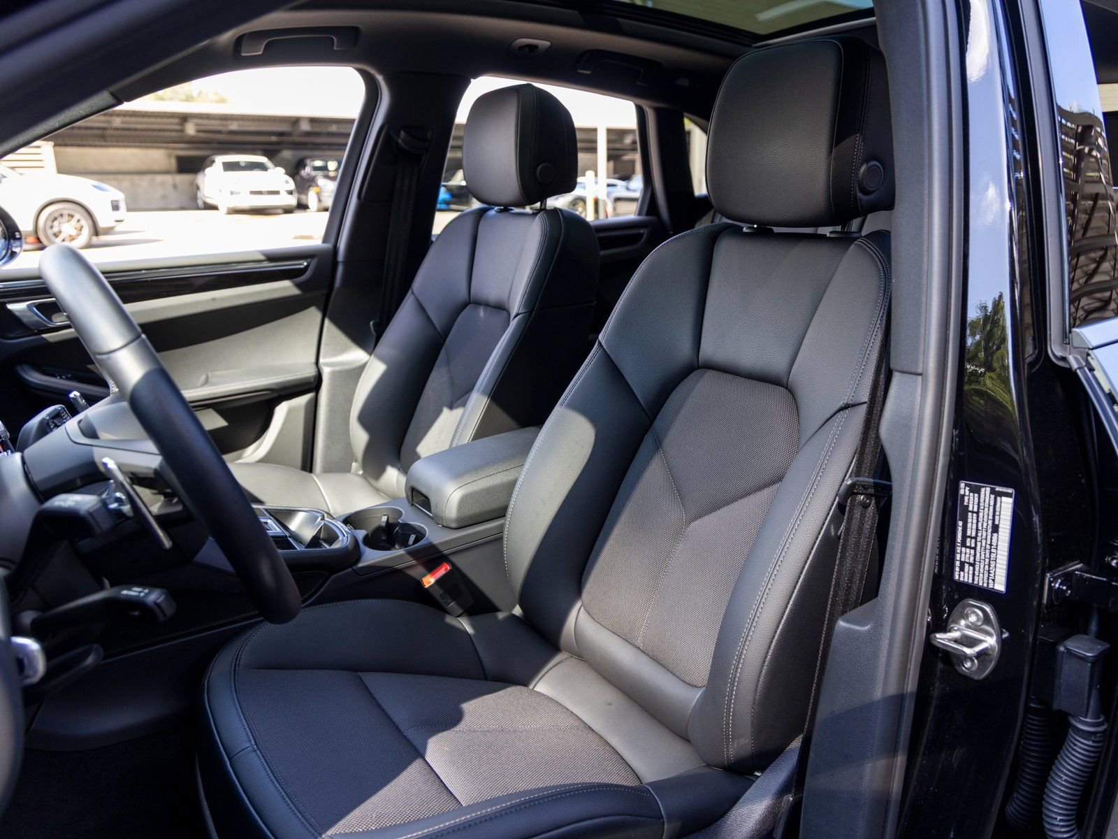 Certified 2025 Porsche Macan image 5