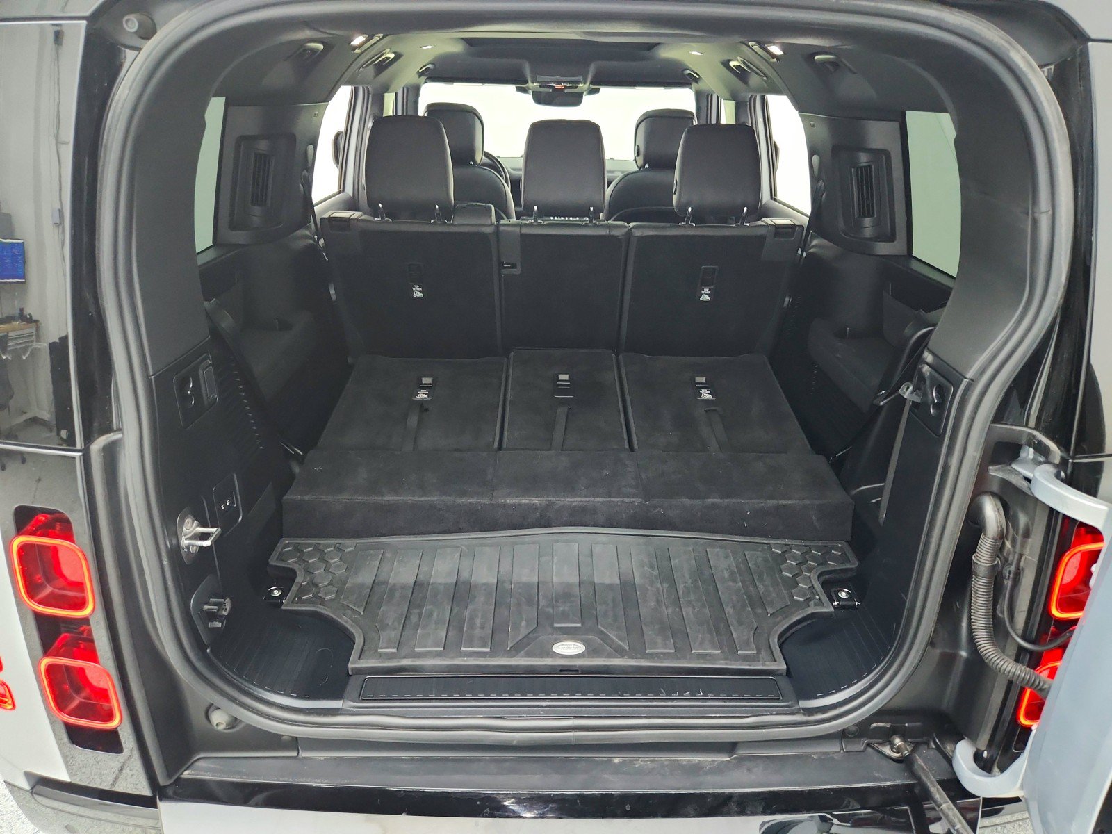 Used 2023 Land Rover Defender 130 X-Dynamic SE AWD/4WD image 29
