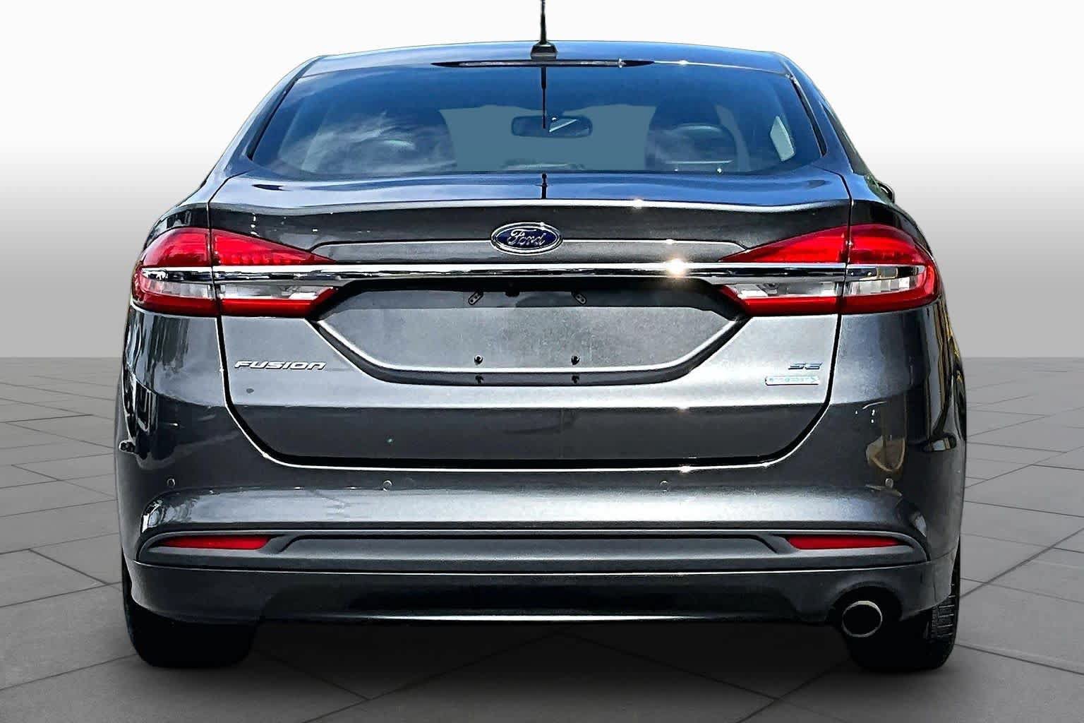 Used 2018 Ford Fusion SE w/ Fusion SE Technology Package FWD image 5