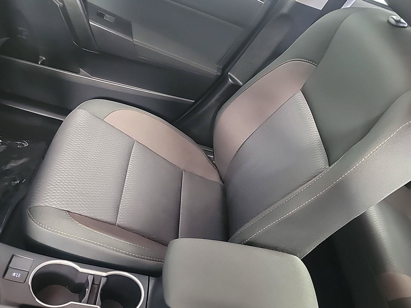 Used 2019 Toyota Corolla LE w/ Carpet Mat Package (TMS) FWD image 33