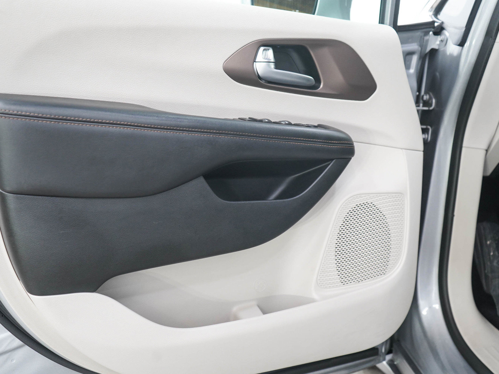 Used 2018 Chrysler Pacifica Touring-L FWD image 21