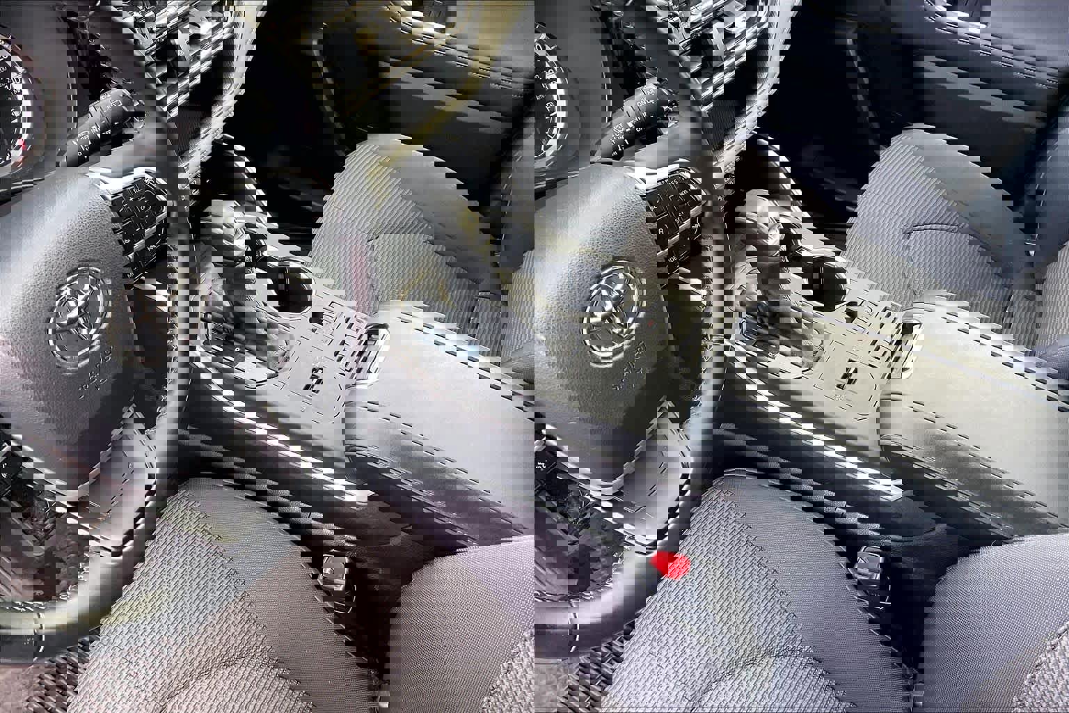 Used 2022 Toyota Highlander LE image 16