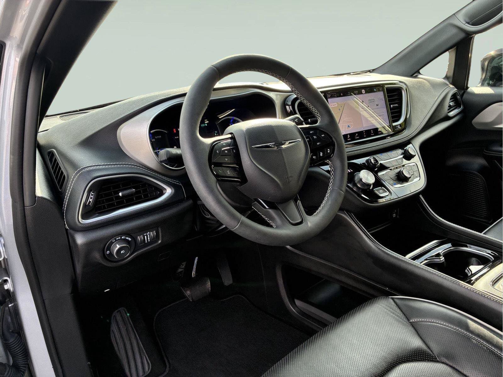 Used 2024 Chrysler Pacifica Premium FWD image 23