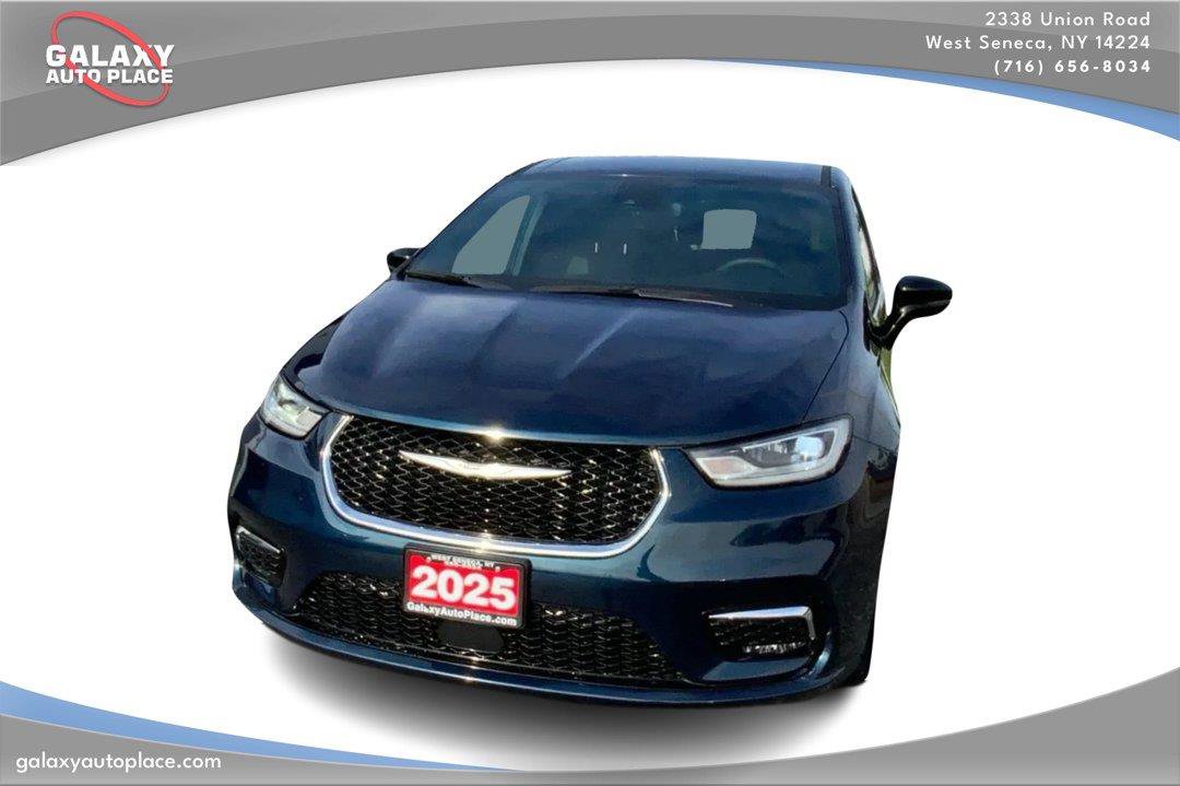 Used 2025 Chrysler Pacifica Select FWD image 2
