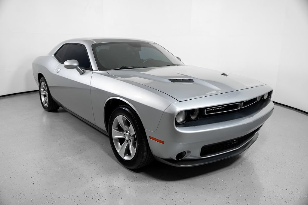 Used 2016 Dodge Challenger SXT RWD image 2