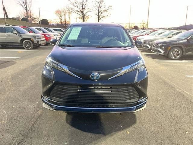 Used 2024 Toyota Sienna XLE image 11