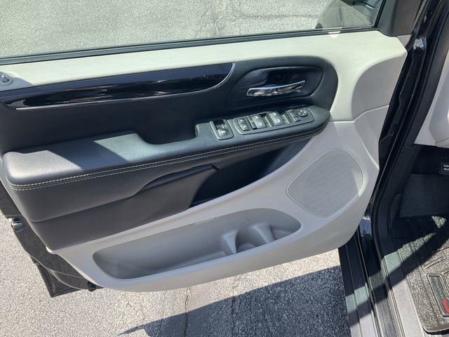 Used 2017 Dodge Grand Caravan SXT FWD image 24