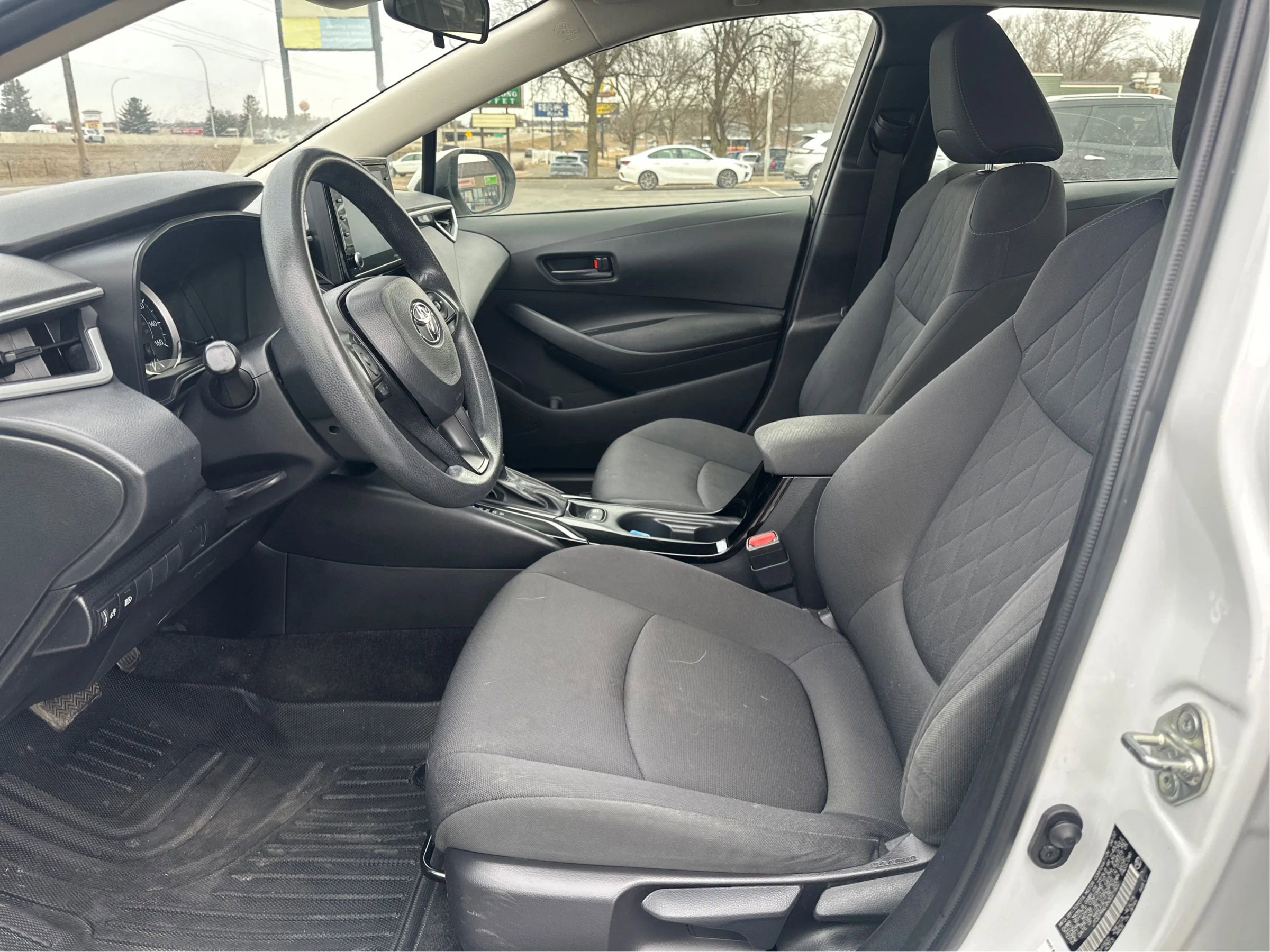 Used 2022 Toyota Corolla LE image 9