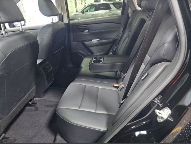 Used 2023 Nissan Rogue SV w/ SV Premium B Package image 9