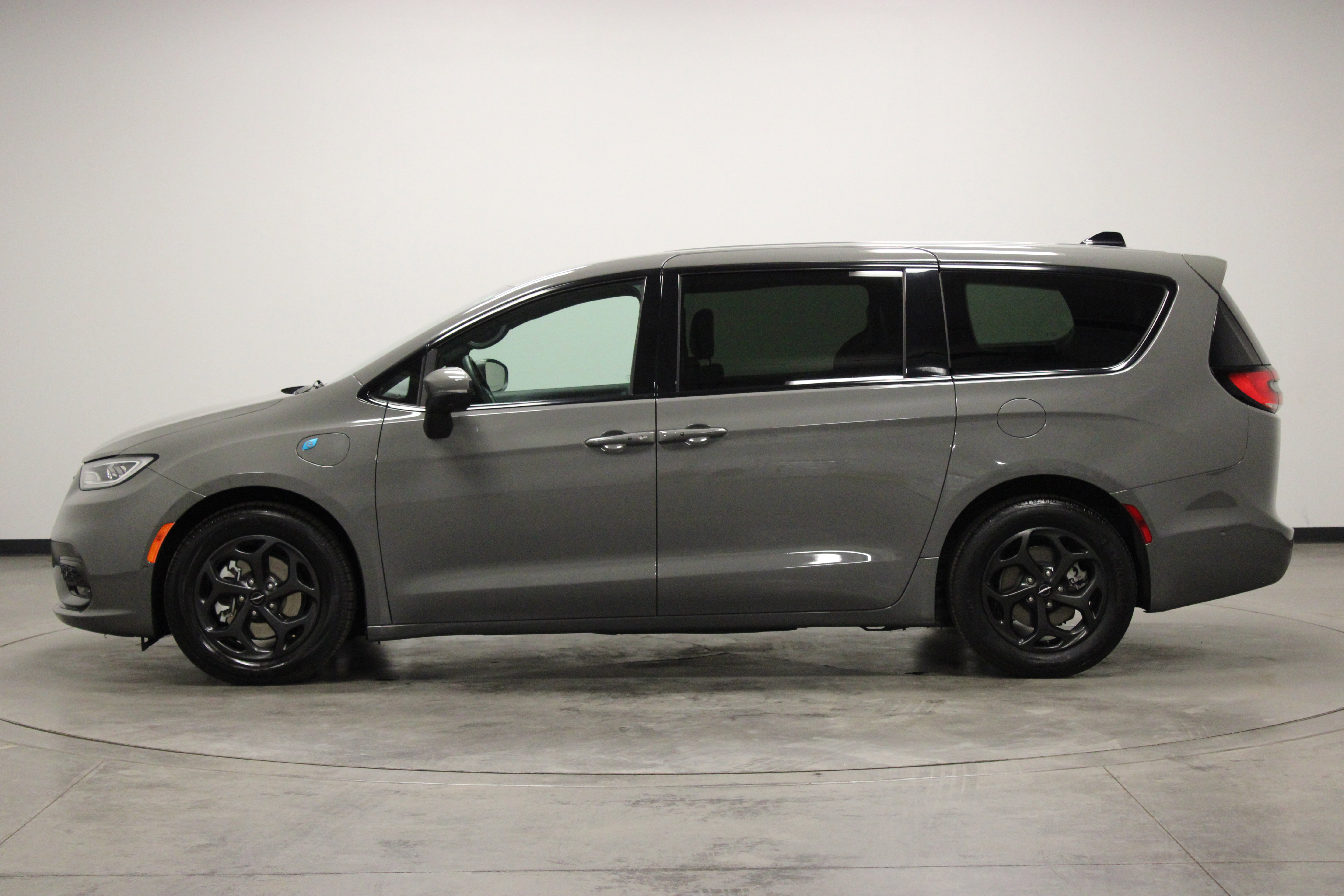 Used 2023 Chrysler Pacifica Touring-L w/ S Appearance Package FWD image 5