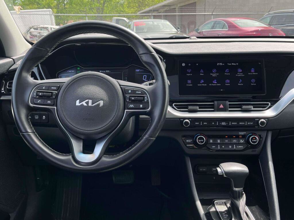Used 2022 Kia Niro Touring Special Edition FWD image 2