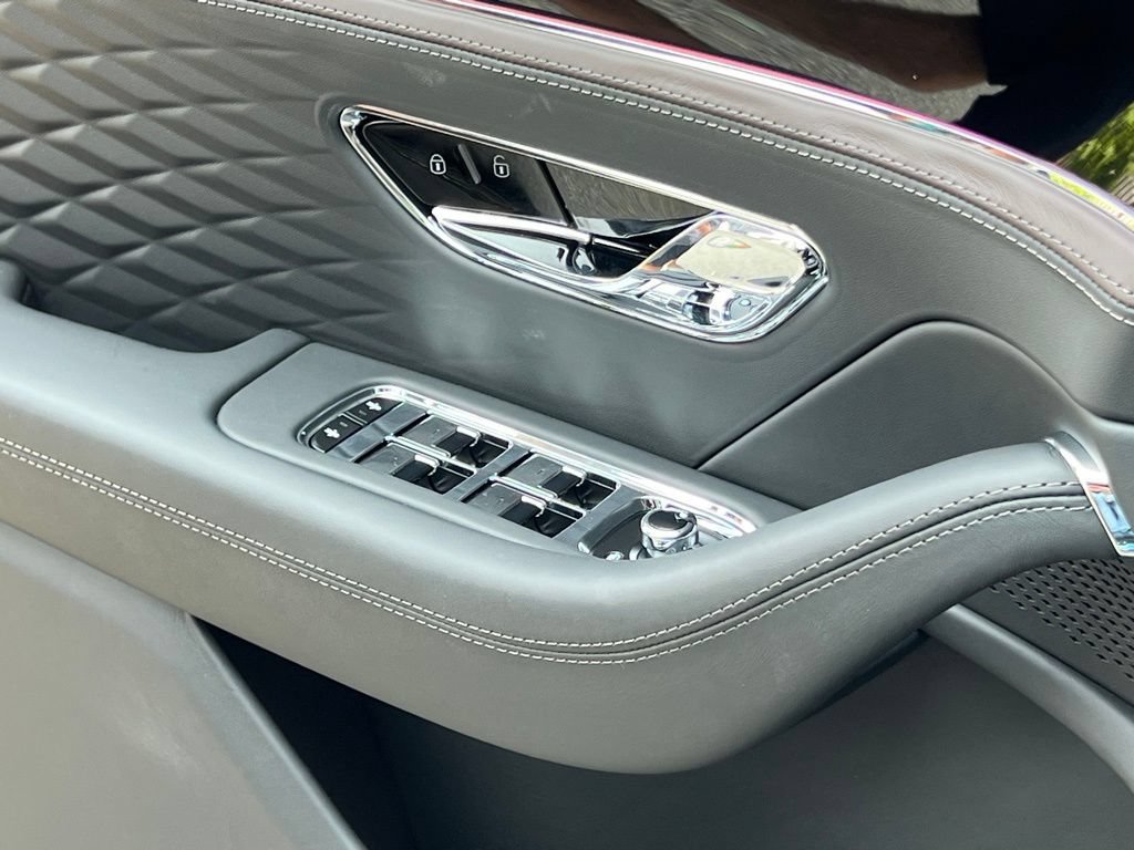 Used 2026 Bentley Flying Spur Plug-In Hybrid AWD/4WD image 33