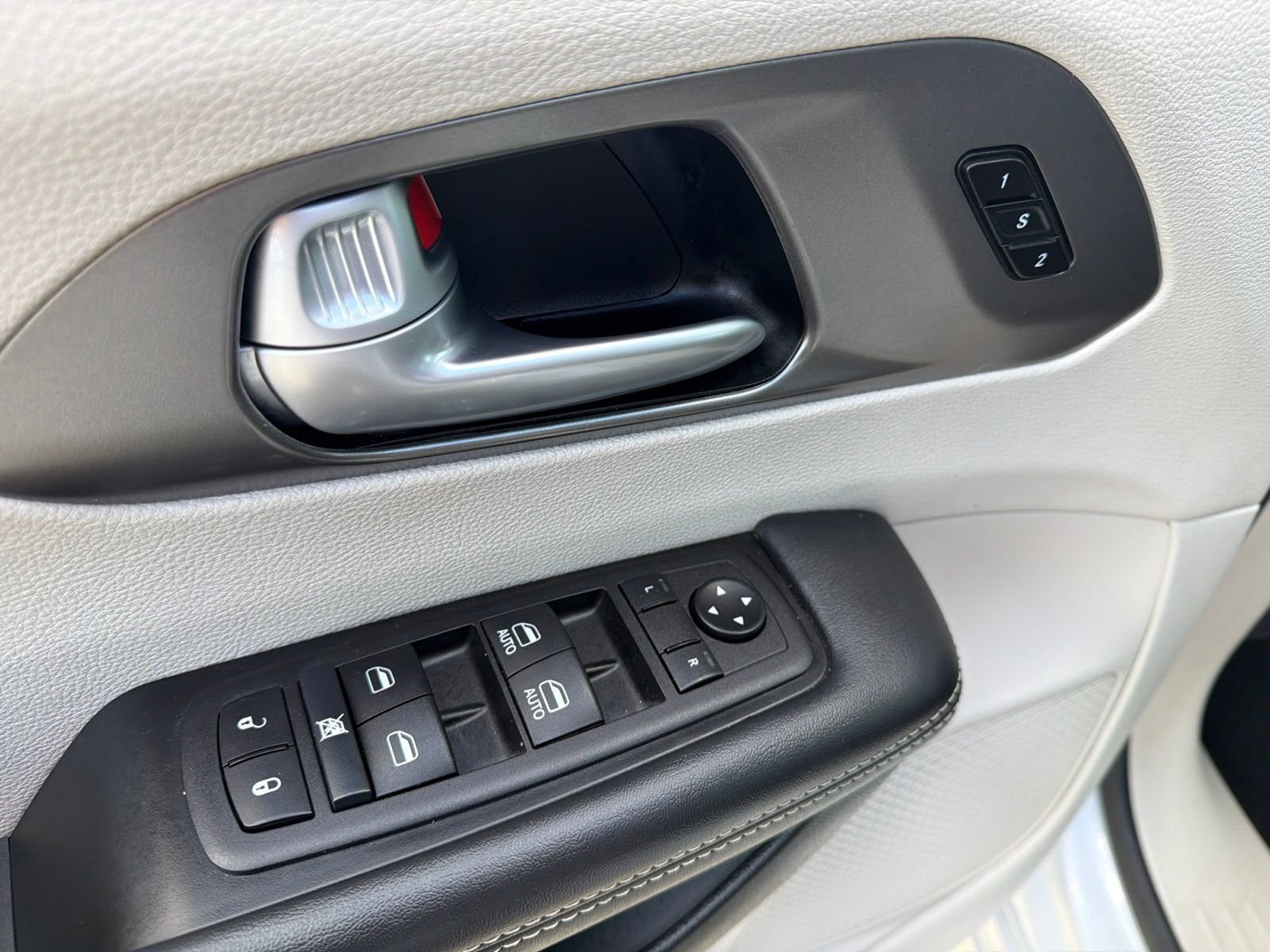 Used 2024 Chrysler Pacifica Touring-L FWD image 15