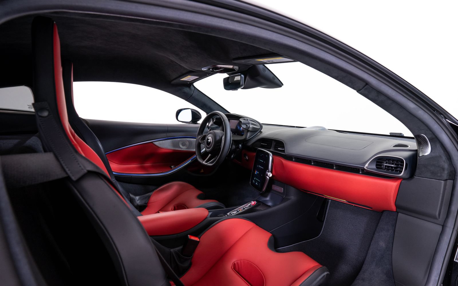 Used 2024 McLaren Artura RWD image 22