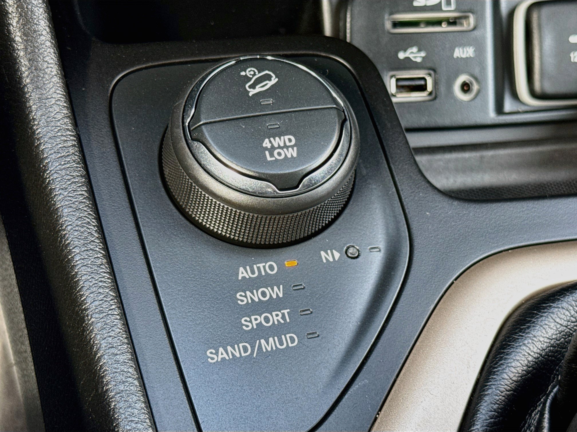 Used 2017 Jeep Cherokee Latitude AWD/4WD image 24