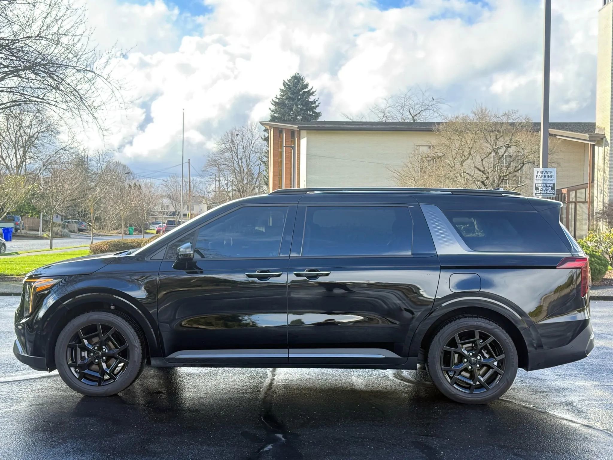 Used 2025 Kia Carnival SX Prestige image 2