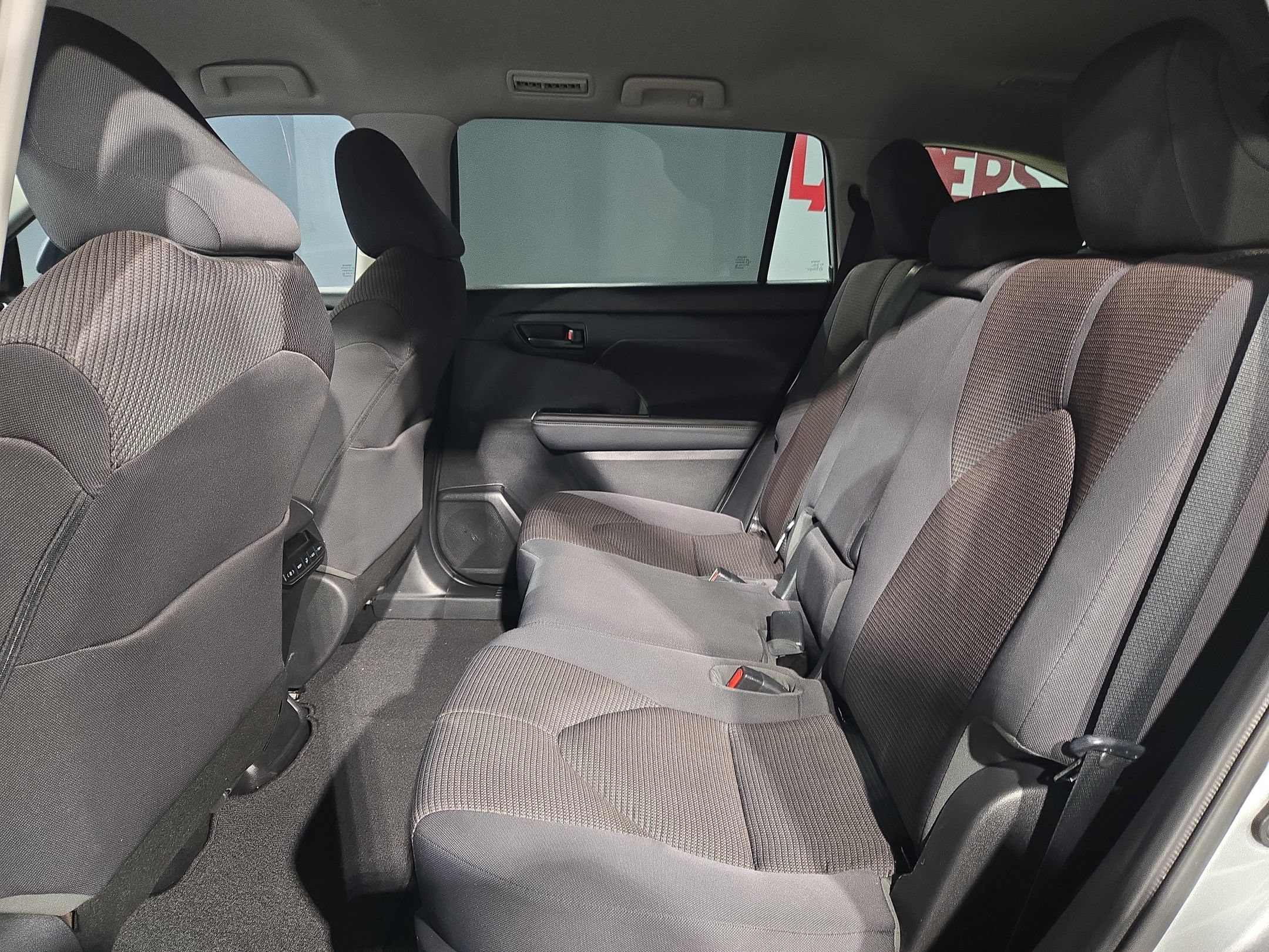 Used 2021 Toyota Highlander L FWD image 31