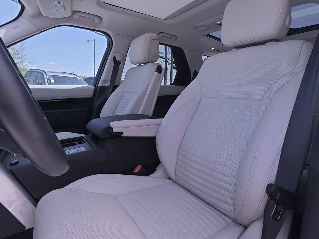 Used 2024 Land Rover Discovery S AWD/4WD image 19