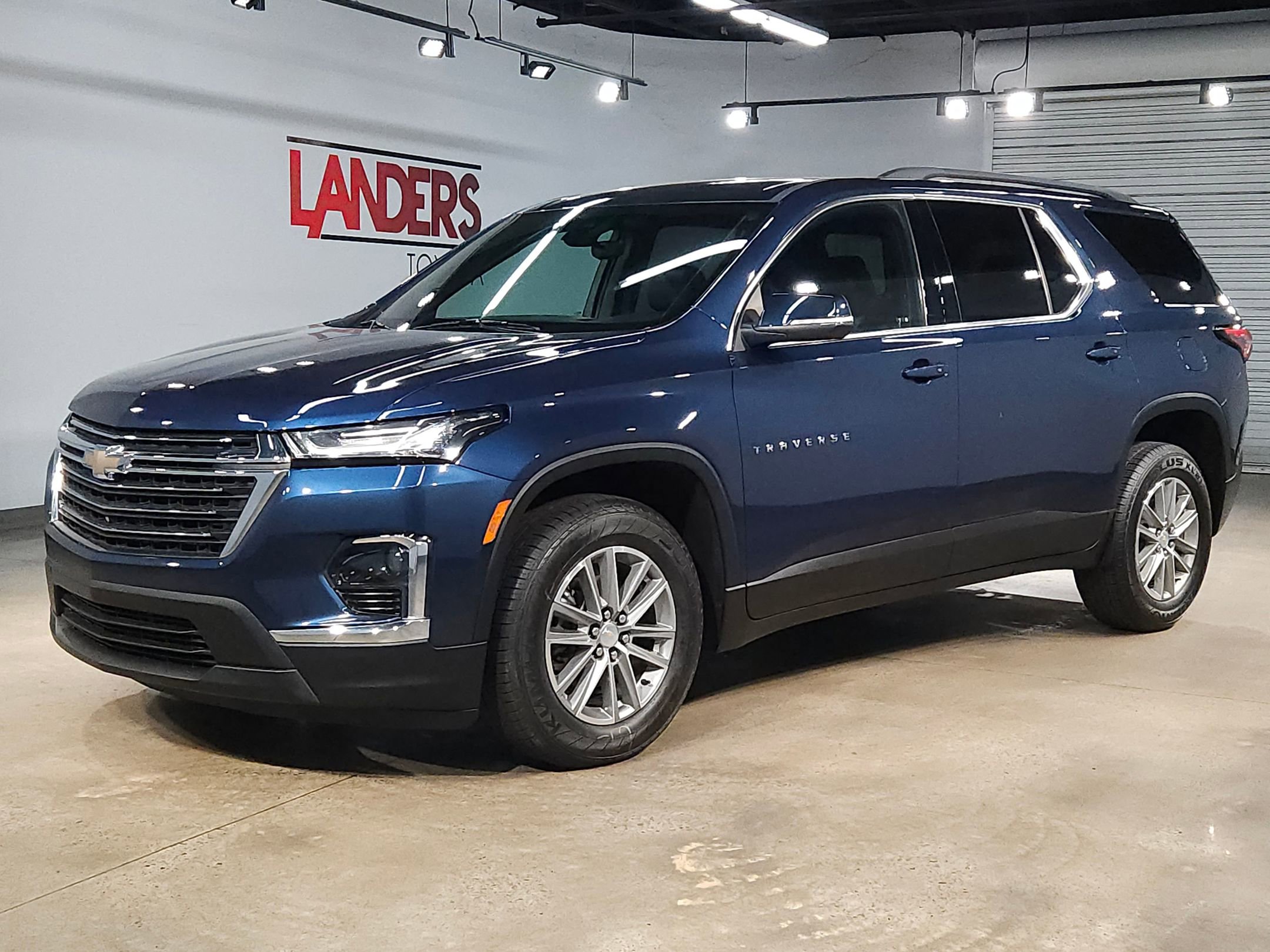 Used 2023 Chevrolet Traverse LT w/ Rear Camera Mirror Package FWD image 3