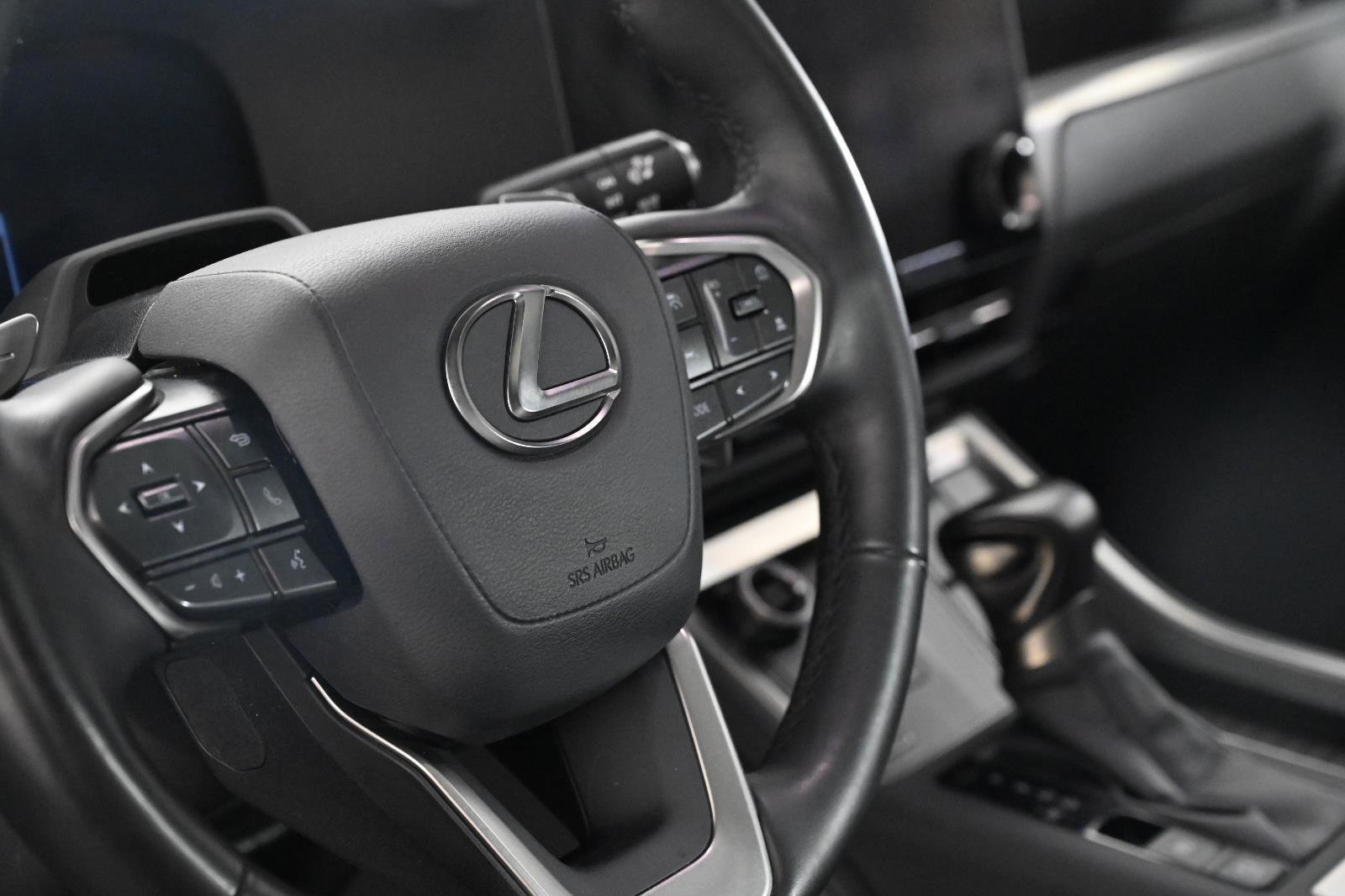 Used 2025 Lexus GX 550 w/ Accessory Package (2T) image 13