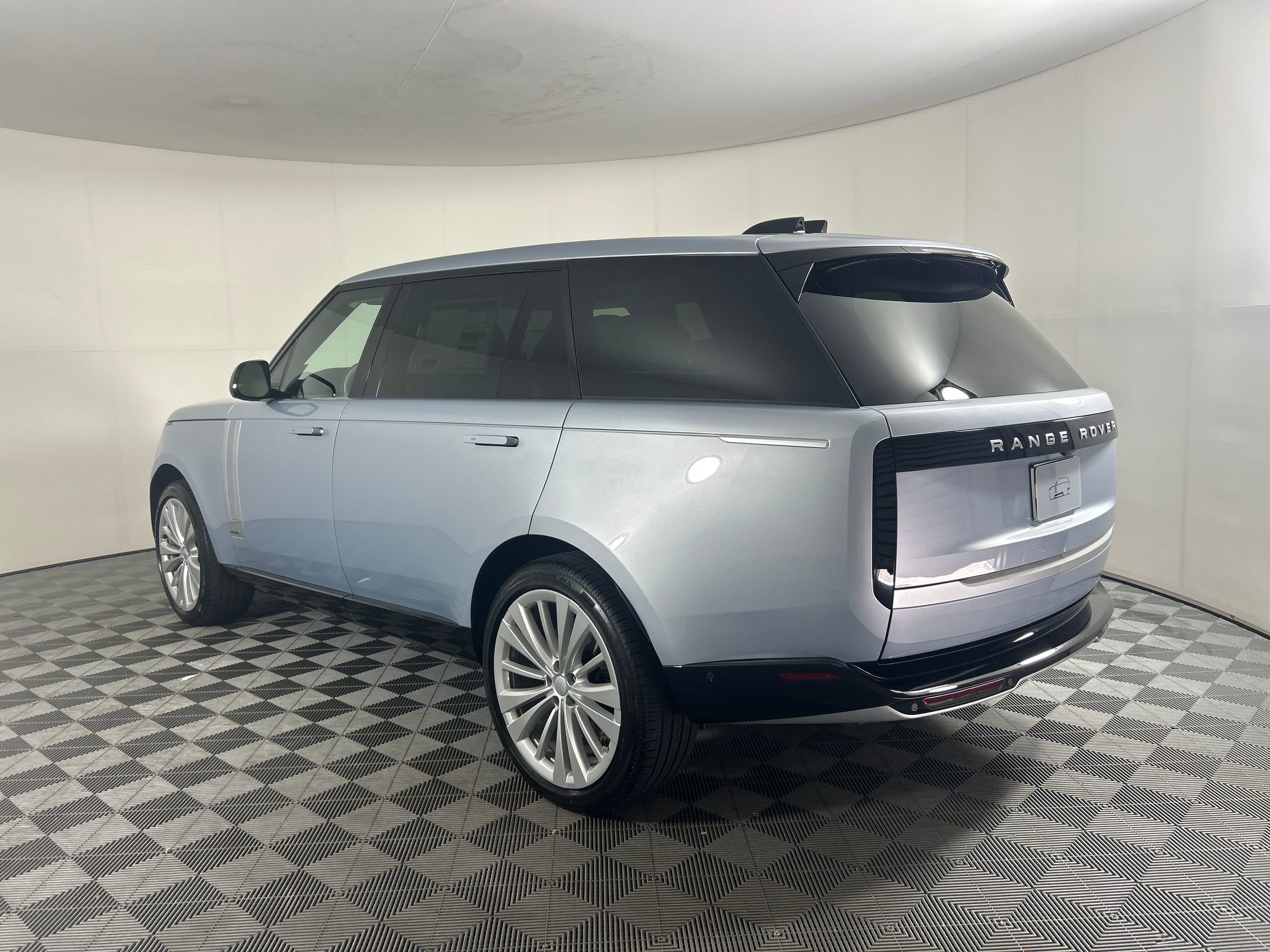 New 2025 Land Rover Range Rover Long Wheelbase Autobiography image 3