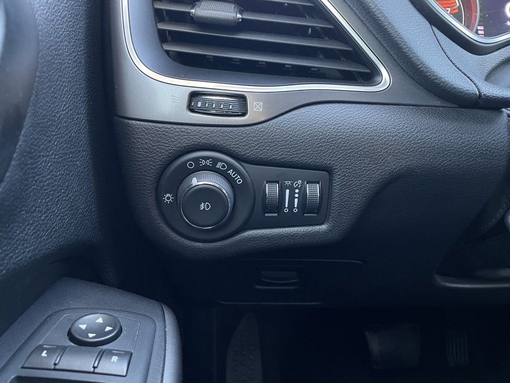 Used 2020 Jeep Cherokee Latitude Plus image 13