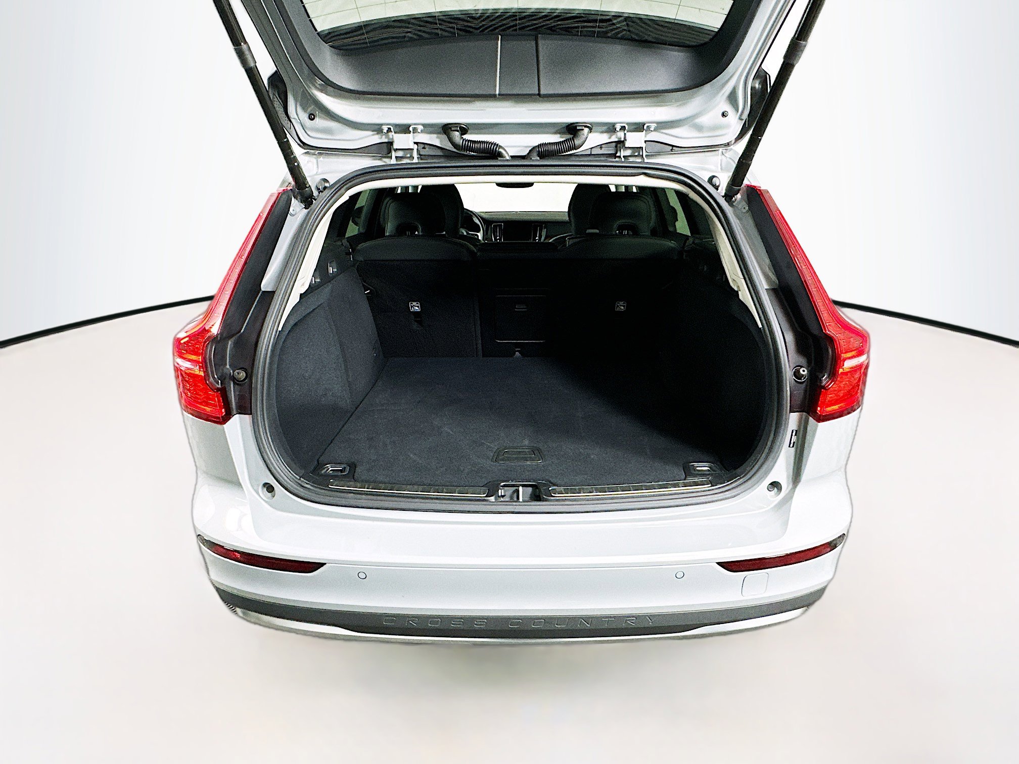 Used 2025 Volvo V60 B5 Cross Country Plus image 29