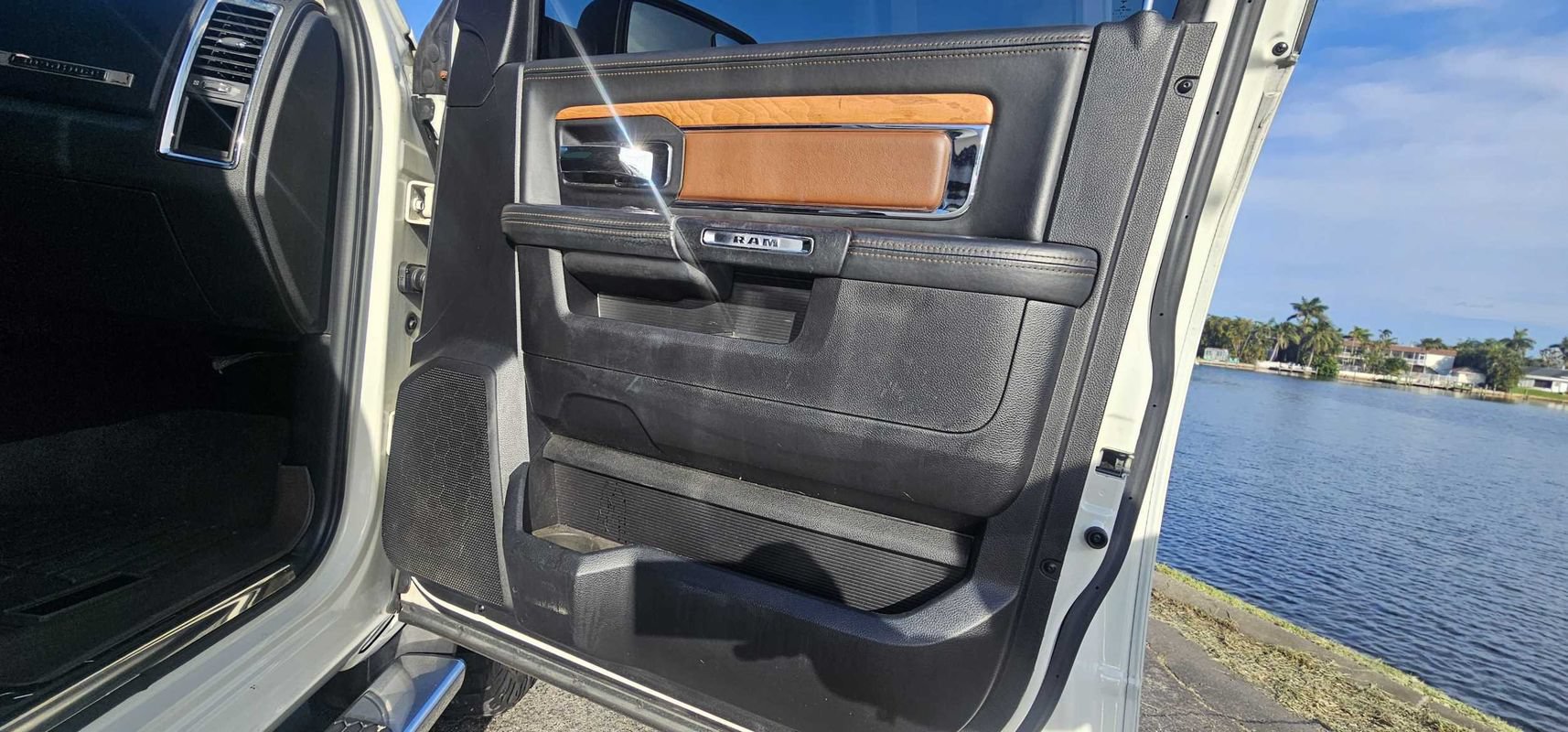 Used 2016 RAM 1500 Laramie Longhorn w/ Convenience Group AWD/4WD image 17