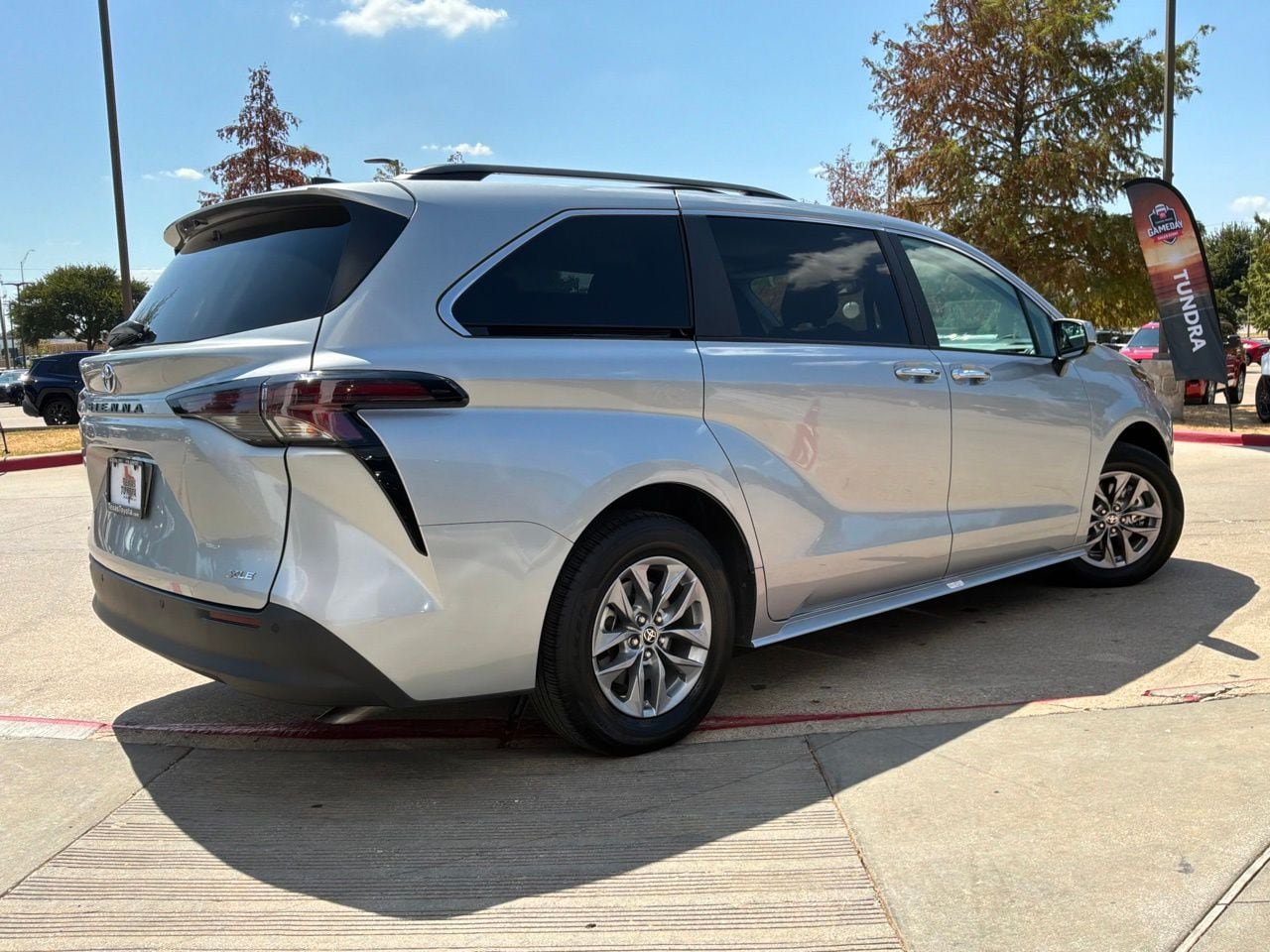 Used 2025 Toyota Sienna XLE FWD image 6