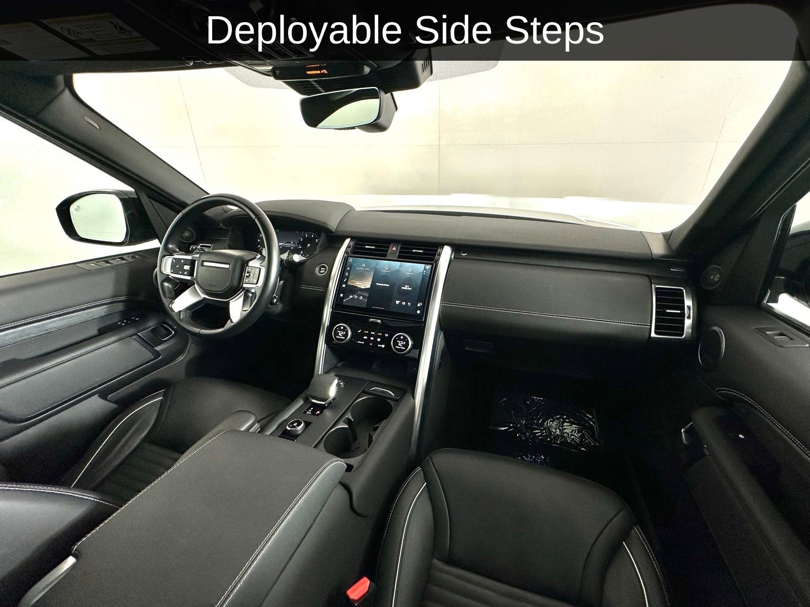 Used 2023 Land Rover Discovery Metropolitan Edition image 2