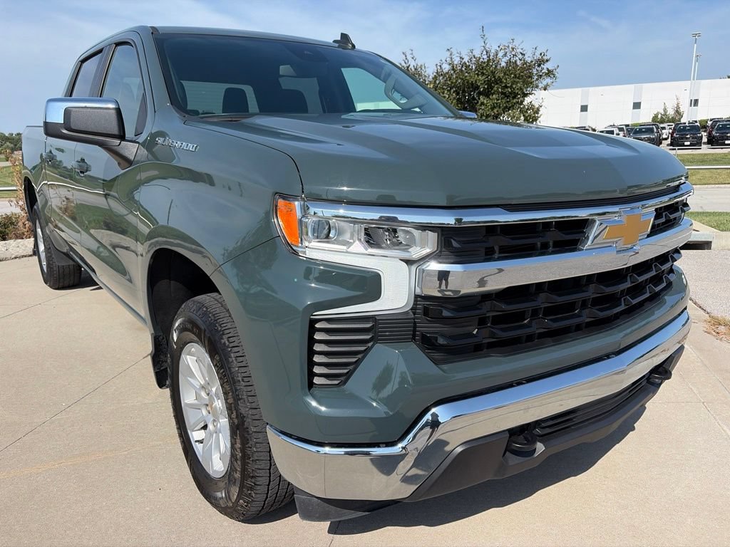 Used 2025 Chevrolet Silverado 1500 LT AWD/4WD image 2