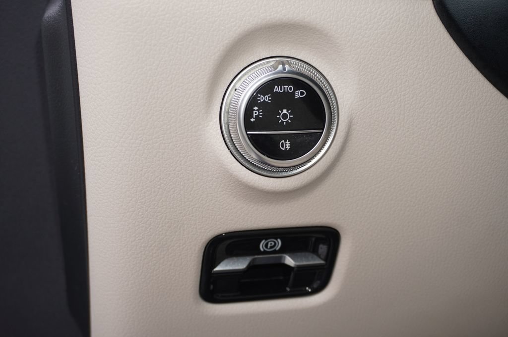 Used 2025 Mercedes-Benz C 300 Sedan image 12