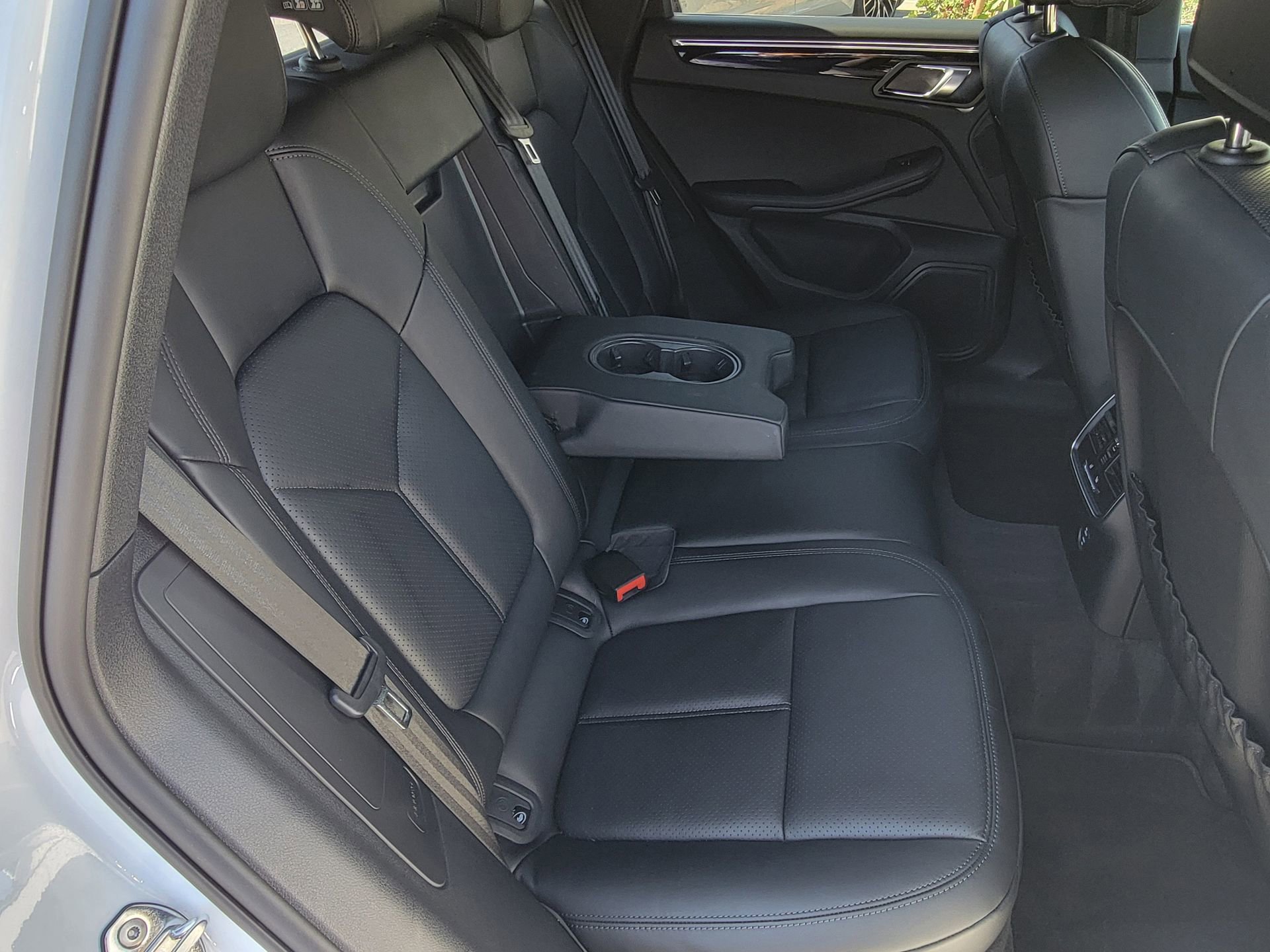 Used 2025 Porsche Macan image 31