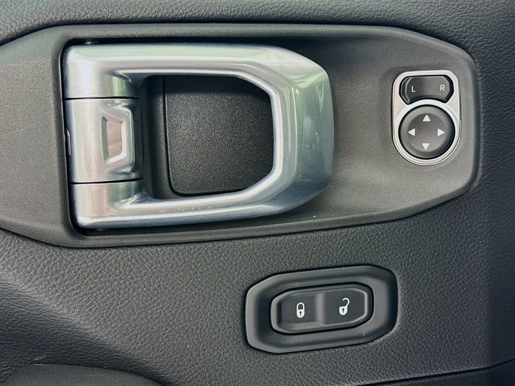 Used 2025 Jeep Wrangler Sahara image 18