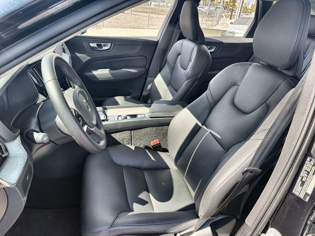 Used 2025 Volvo XC60 B5 Plus image 13