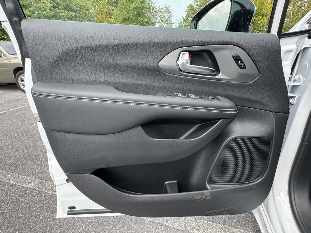 New 2026 Chrysler Pacifica Select image 26
