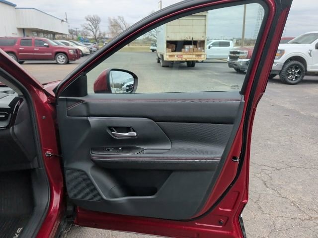 Used 2025 Nissan Kicks SR image 9